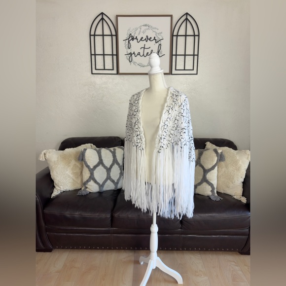 Beautiful Handmade White & Black Crochet Fringe Cover Shawl Floral One Size - Picture 6 of 10
